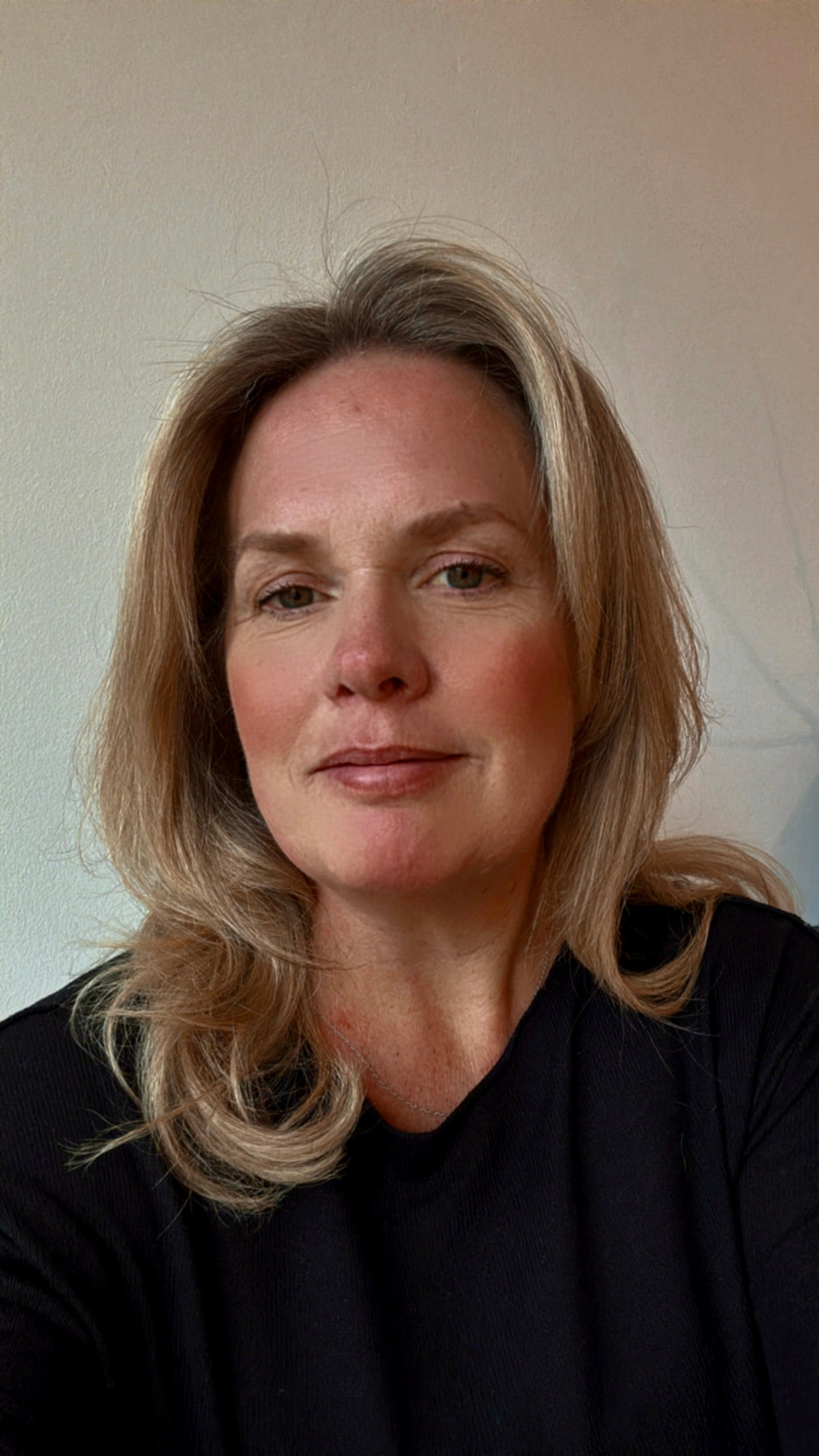 Portret van Fleur Strike, oprichter van AI creative studio Lumonova in Amsterdam.